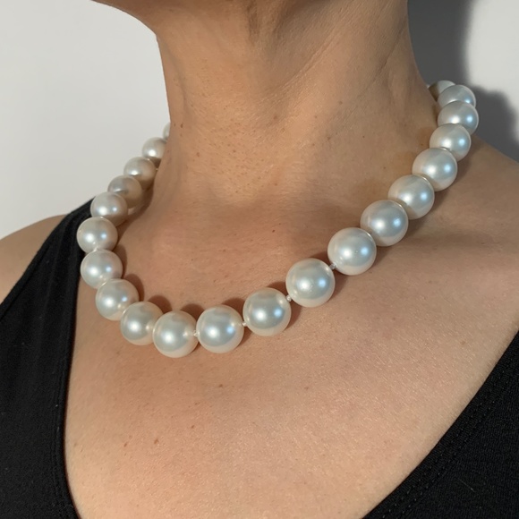 Elegant Shell Pearl Necklace with Magnetic Clasp in Pearl White 15mm - Picture 8 of 8